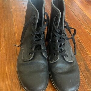 Classic Dr. Marten Shoreditch Black Leather Boots